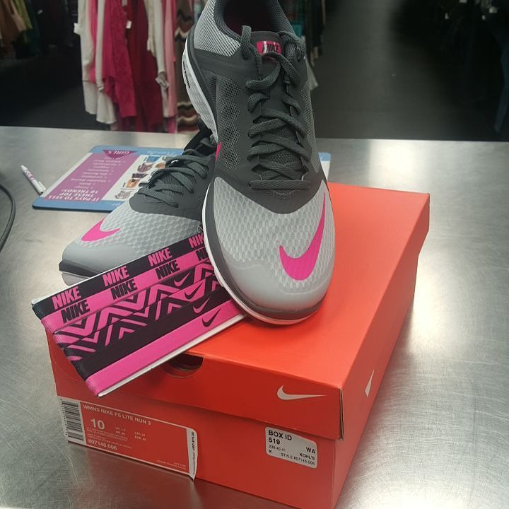 platosrey's tweet photo. Nike size 10, new with box! Just $38.00, and accessorize with matching #nike headbands! #pcrey #platosclosetreynold… https://t.co/KTVKJKO7gc