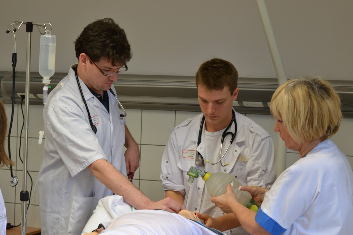Nikal_ECGE's tweet photo. Présentation d'une #simulation de pneumopathie hypoxémiante pour l'inauguration de l'#ABSLab à l'U de #Poitiers. https://t.co/5BPW99WR9E