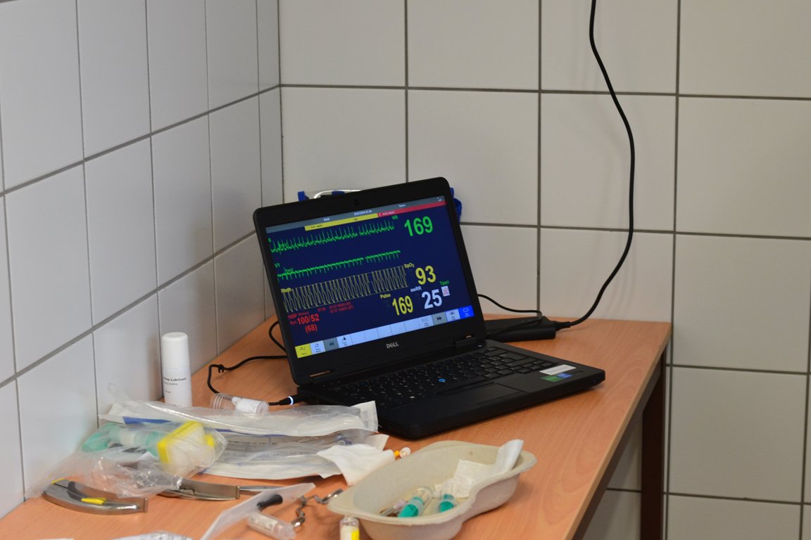 Nikal_ECGE's tweet photo. Présentation d'une #simulation de pneumopathie hypoxémiante pour l'inauguration de l'#ABSLab à l'U de #Poitiers. https://t.co/5BPW99WR9E