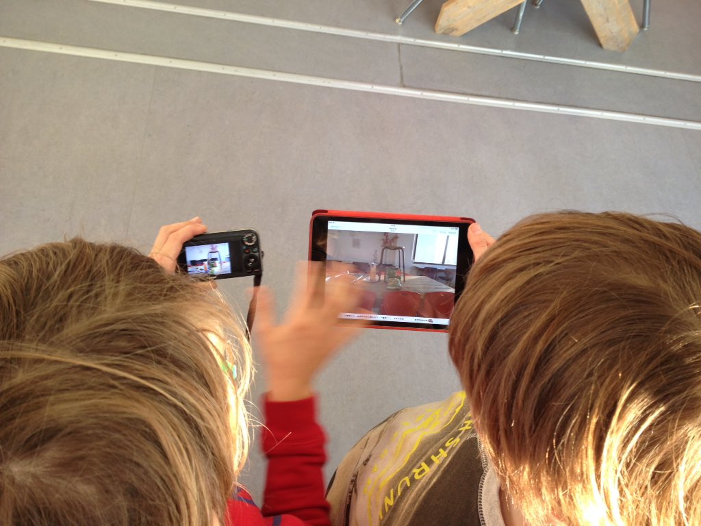 Vandaag wederom een fotografieles in groep 7. Elkaars foto precies namaken was een grote uitdaging!