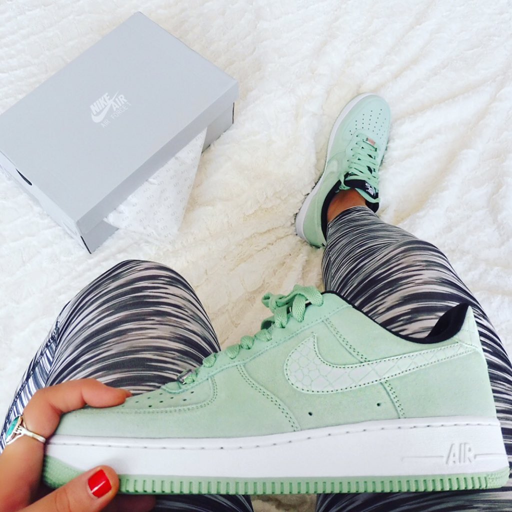 Blwcorner's tweet photo. Oh it is a happy Friday #HappyCamper #nikeairforce1 #nike #freshnewkicks #enamelgreen #nikeairforce https://t.co/D6iNEI78CJ