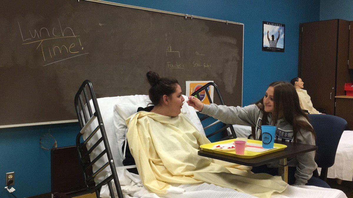 CliftonHealthSc's tweet photo. This week in Health Science, students learned how to feed a patient in a hospital setting! https://t.co/l5TsPTvTmQ