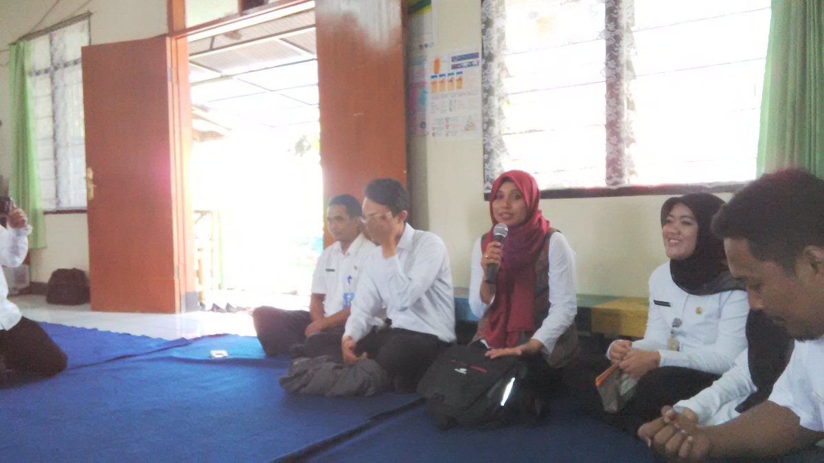abahwawan04's tweet photo. @ridwankamil @kec_cicendo 
dinas pertanian memberikan penyuluhan,ke warga rw 04 pajajaran , diberikan oleh ibu vivi https://t.co/VFRoZrNWBX