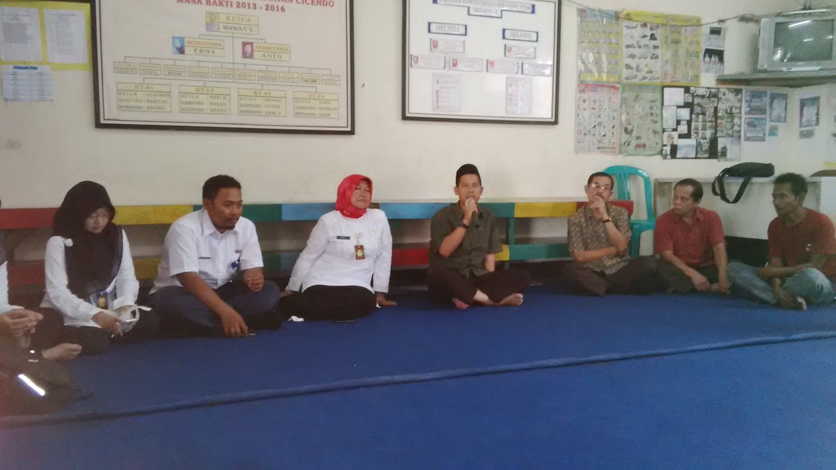 abahwawan04's tweet photo. @ridwankamil @kec_cicendo 
dinas pertanian memberikan penyuluhan,ke warga rw 04 pajajaran , diberikan oleh ibu vivi https://t.co/VFRoZrNWBX