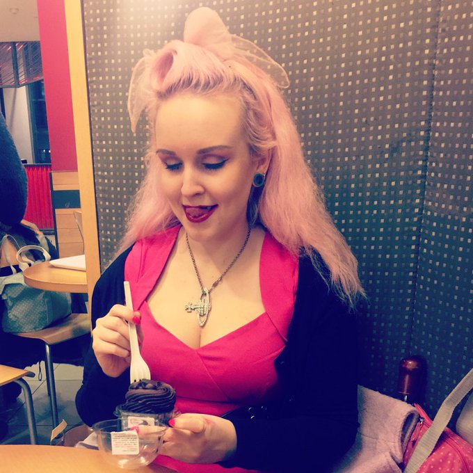 Sexy vegan cake makes me happy! @MsCupcakeUK #wholefoodsmarket #mscupcake #vegan #london #londonvegan<a class="tags" target="_blank" title="On Twitter" href="/?out=eyJ0eXAiOiJKV1QiLCJhbGciOiJIUzUxMiJ9.eyJpYXQiOjE3MjQ5MDM1NzksImlzcyI6InR3cG9ybnN0YXJzLmNvbSIsIm5iZiI6MTcyNDkwMzU3OSwiZXhwIjoxNzU2NDM5NTc5LCJyZWRpcmVjdF91cmwiOiJodHRwczovL3R3aXR0ZXIuY29tL01zQ3VwY2FrZVVLIn0.iIPX6yGfSZGrlEuV2x2Cvg8ymJeEwguB_rSPVvEbHpP1VCo-IR8RN8-YlqM9luI01-GQuIP5wJU_yM25Vv-0lA">@MsCupcakeUK</a><a href="/tag/wholefoodsmarket"class="tags">#wholefoodsmarket</a><a href="/tag/vegan"class="tags"><span>#vegan</span></a><a href="/tag/london"class="tags"><span>#london</span></a><a href="/tag/londonvegan"class="tags"><span>#londonvegan</span></a><a href="/tag/mscupcake"class="tags"><span>#mscupcake</span></a>