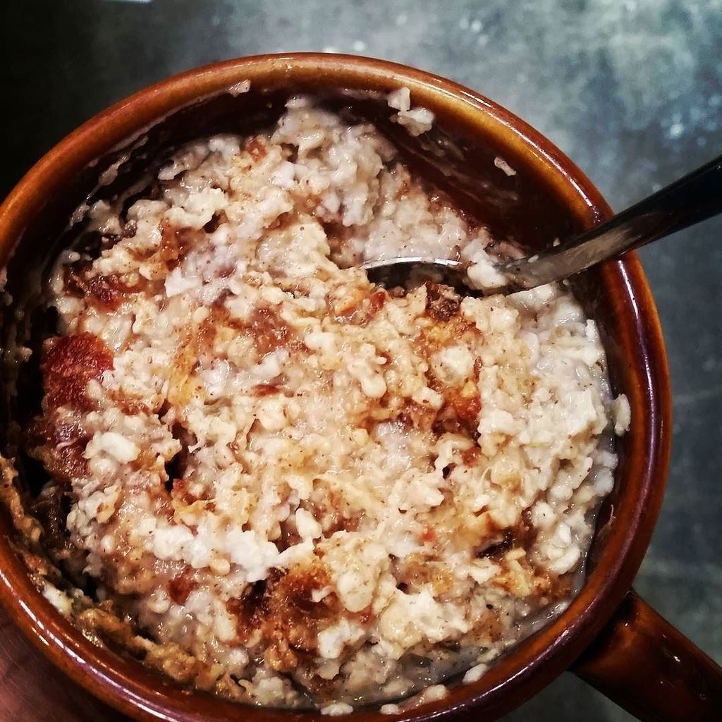 RisingVegan's tweet photo. #Lunch: quick oats w/ dates &amp; crunchy almond butter. NOM. #veganfoodshare #plantbased #starchsolution #highcarb #ve… https://t.co/bm4X6nGpKH