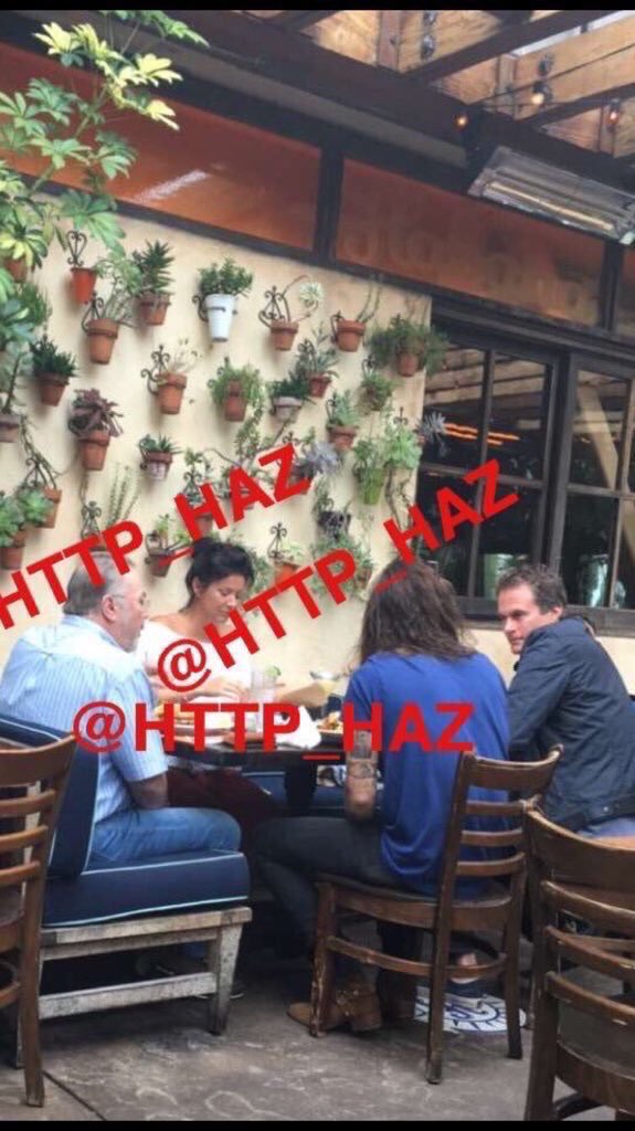 alaanpiris2's tweet image. Harry at Cafe Habana in Malibu with Anne and Robin few minutes ago! (4-5)

#OneDBestFans2016