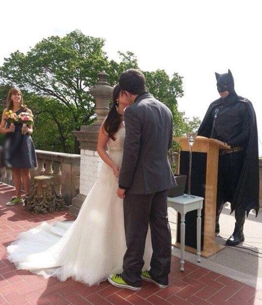 yisucrist's tweet photo. cuando tienes una boda a las 5, y pelea con el joker a las 6 https://t.co/fMUr3tTIdk