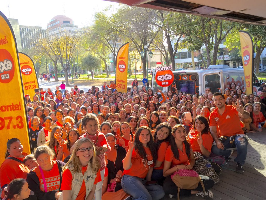 AlexMerla's tweet photo. En vivo desde la #InvasionNaranja con las más prendidas , las #Coders de @somosCD9 https://t.co/KmHTL4i0n3