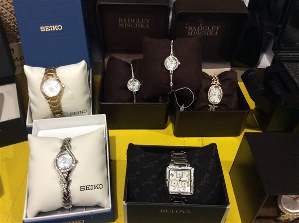 atblackfridays's tweet photo. RELOJES: INVICTA, SEIKO, BULOVA, CITIZEN, GENEVA. $40 Unidad. 134unidades. #demarca, #BuenoParaTodos #Bolivia #Peru https://t.co/5uzL1dPB2Z