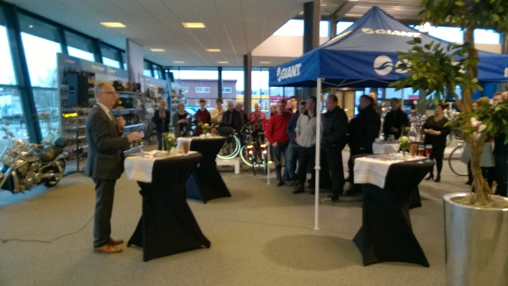 JanSytsma's tweet photo. Vanmiddag is @GiantBurgum bij @autoschat door @doekefokkemacda feestelijk geopend. Eric Schootstra veel succes! https://t.co/xr8SNqOWxD
