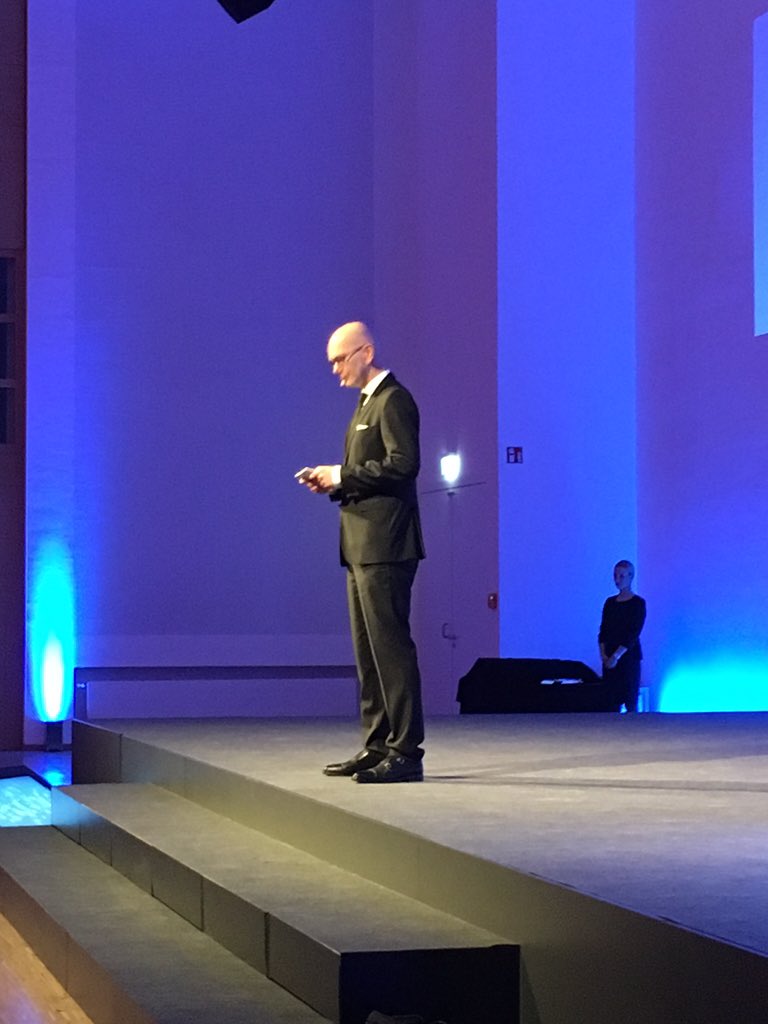 #PRPreis: Der Sparkassenmann Norbert Minwegen bedankt sich bei den Kollegen der#DeutschenBank als Sponsor. Schön.