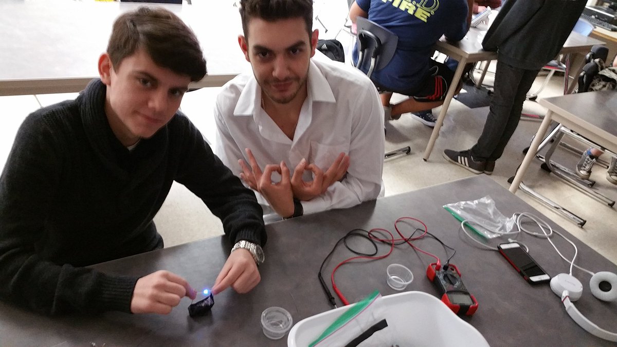 esaueracker's tweet photo. Thanks Brian from #Wafertech! Building batteries and powering LEDs in #PrincipleOfEngineering https://t.co/NVAiZrqUP6