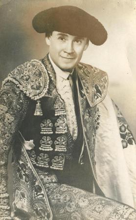 SantaJulia_esp's tweet photo. #SabiasQue hoy hace 77 años #AlbertoBalderas corta 3 rabos “Gallareto”, “Lucerito” y “Marinero” de #PiedrasNegras? https://t.co/cDMz3GnNYw