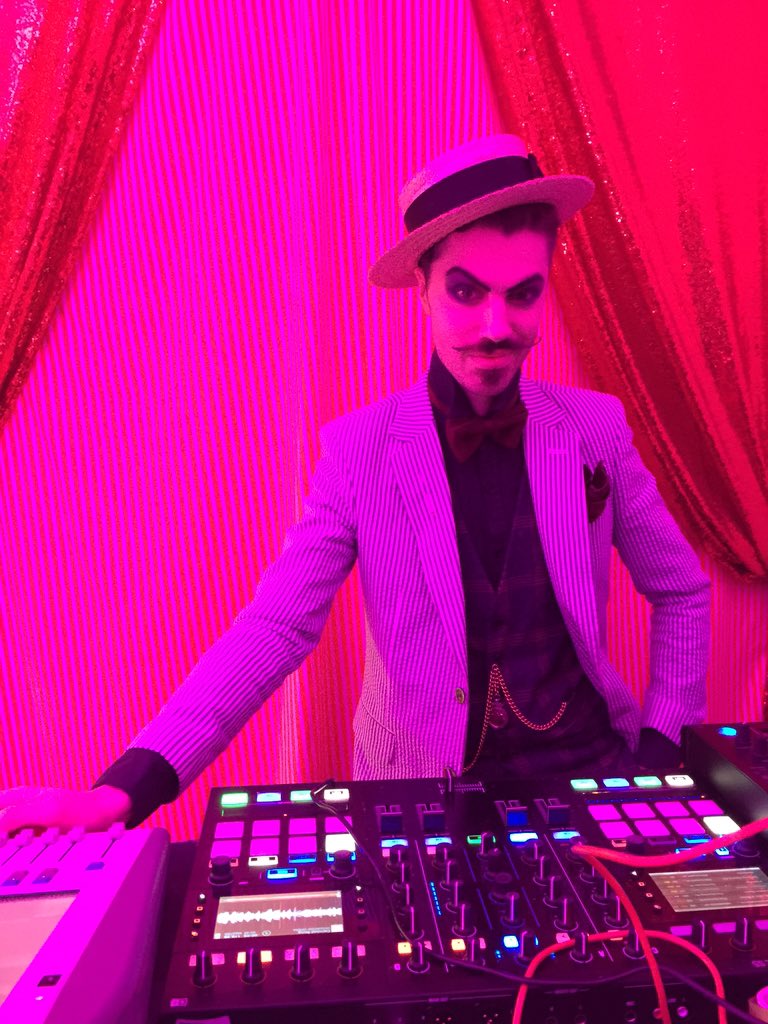 It's FRIDAY <a href="/Badoo/">Badoo</a> and <a href="/TheRoustabouts/">The Roustabouts</a> are on the decks already #BadooFridays