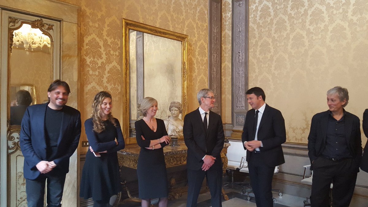 SteGiannini's tweet image. #Apple sceglie #Napoli. Creatività, ricerca e innovazione, #italiariparte anche da qui! @tim_cook @matteorenzi