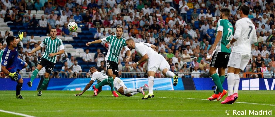 realmadridarab's tweet image. بنزيمة يتألق في مواجهات بيتيس. أحرز اهداف في آخر 4 مباريات ضدهم. ⚽💪

🎥 bit.ly/1PnDq0I

#ريال_مدريد