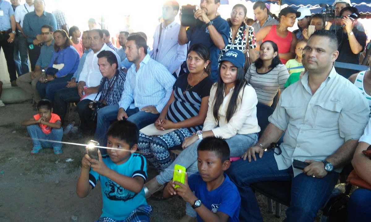 MIVIOTPma's tweet photo. Entregan orden de proceder para la construcción de 1500 viviendas de #TechosdeEsperanza en La Esperanza, Veraguas https://t.co/2TpqOhpTqM