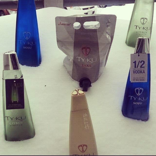 TYKUSake's tweet image. When life hands you a snow storm, you make an outdoor refrigerator. #TYKUVeryMuch #snowproblems