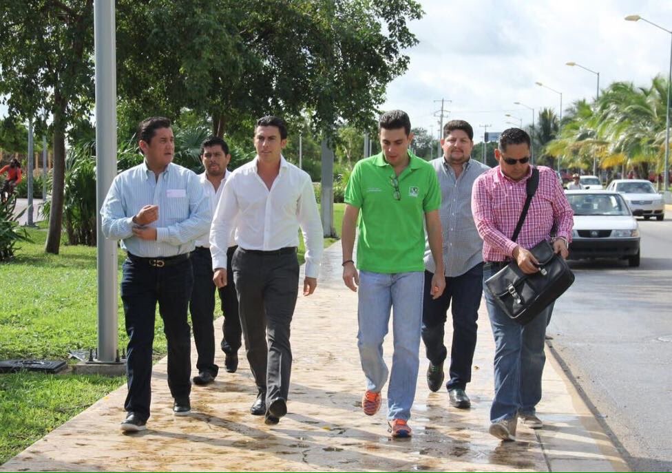rembertoestrada's tweet photo. ¡Unidos por el medio ambiente! @CarlosPuenteZAC @ChuchoSesmaPVEM #SalvemosTajamar #Cancún https://t.co/sBe9EfWPUw