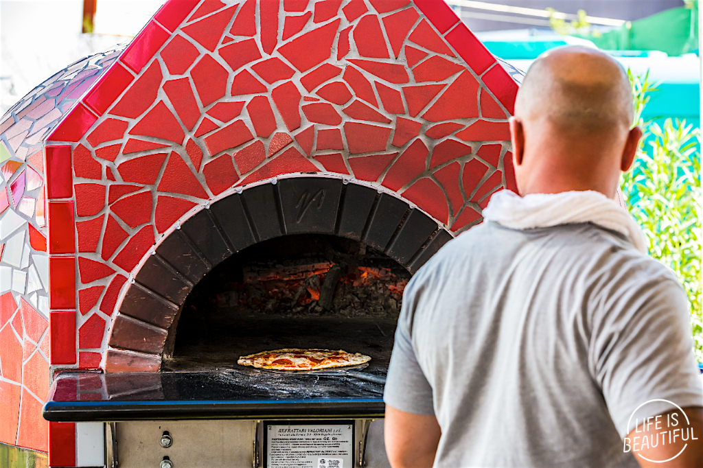 lifeisbeautiful's tweet photo. "When the moon hits your eye, like a big pizza pie, that's AMORE!" 😍🍕#FoodieFriday #LifeIsBeautiful2015 https://t.co/xkilHEG0bM