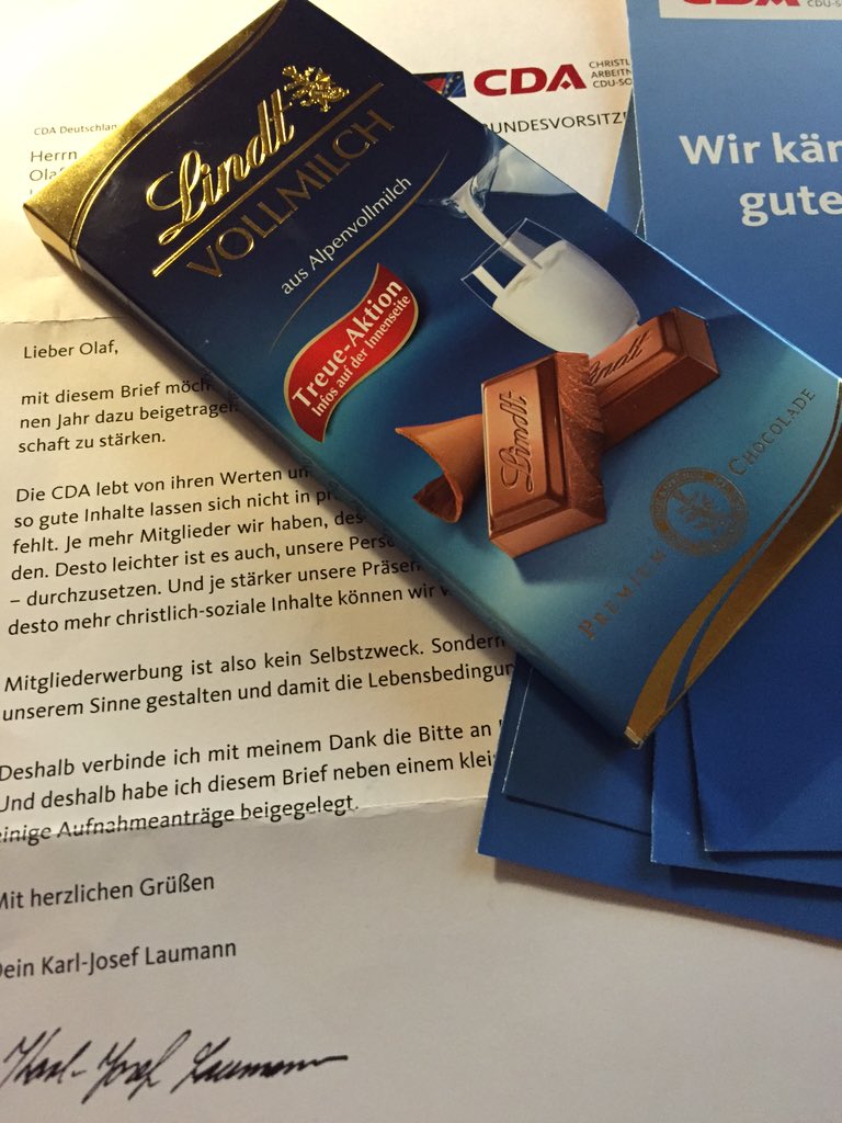 OlafLemke's tweet photo. Klasse Belohnung der #CDA für erfolgreiche Mitgliederwerbung. Schoki wird im Vorstand verteilt :-) Danke! #CDAMitte https://t.co/oyBqL48o9H