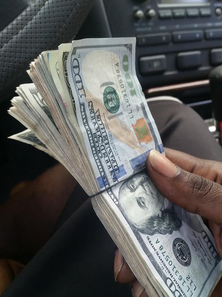 DaDopeman61's tweet photo. Get It!!... $$$$$$$..#LaFamiliaRLMG #MiddleFingerGang#IonSeeNoNigga #StiffArmmmmn #LilBihhhhhh #Banger https://t.co/ayfKzo49qS