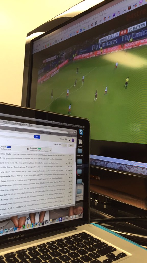 Sharpiee6's tweet photo. Office flow on a FridayππΌβ½οΈ #WDMSC #alwayslearning #Bundesliga https://t.co/7JXGfqL1Kp