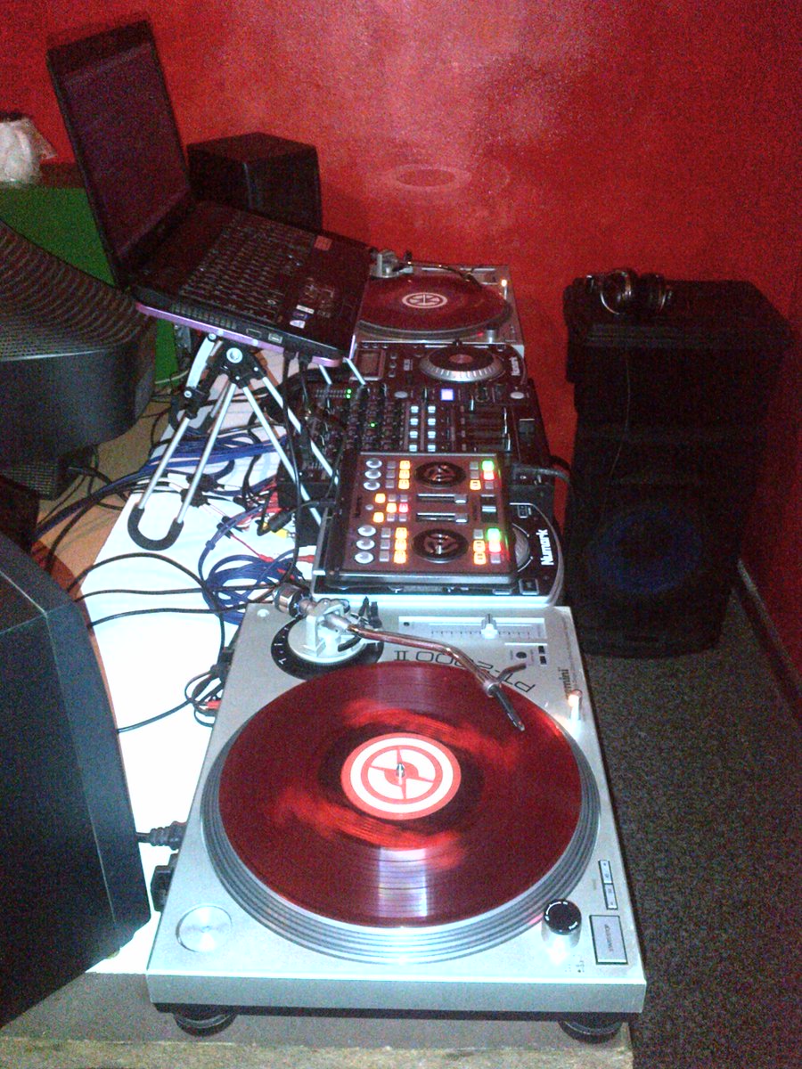 djkurtbusch's tweet photo. @GoodHopeFM DITH prep #TraktorDJ #ScratchPro #Audio6 #Gemini #Numark #Turntables #VinylTimcodes #Ortofons @elianncro https://t.co/HvaXec3aV2