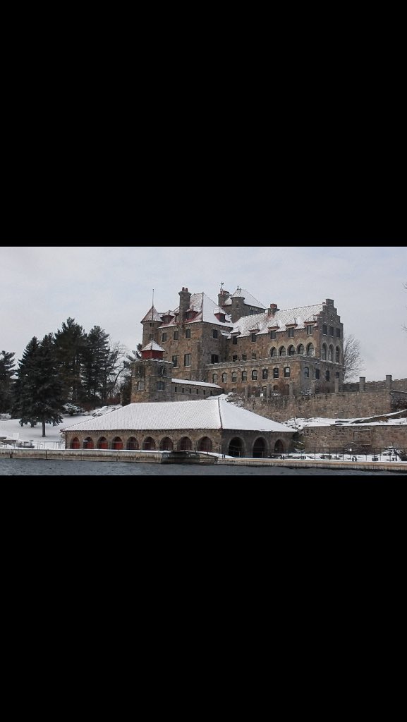 Singer Castle tweet media