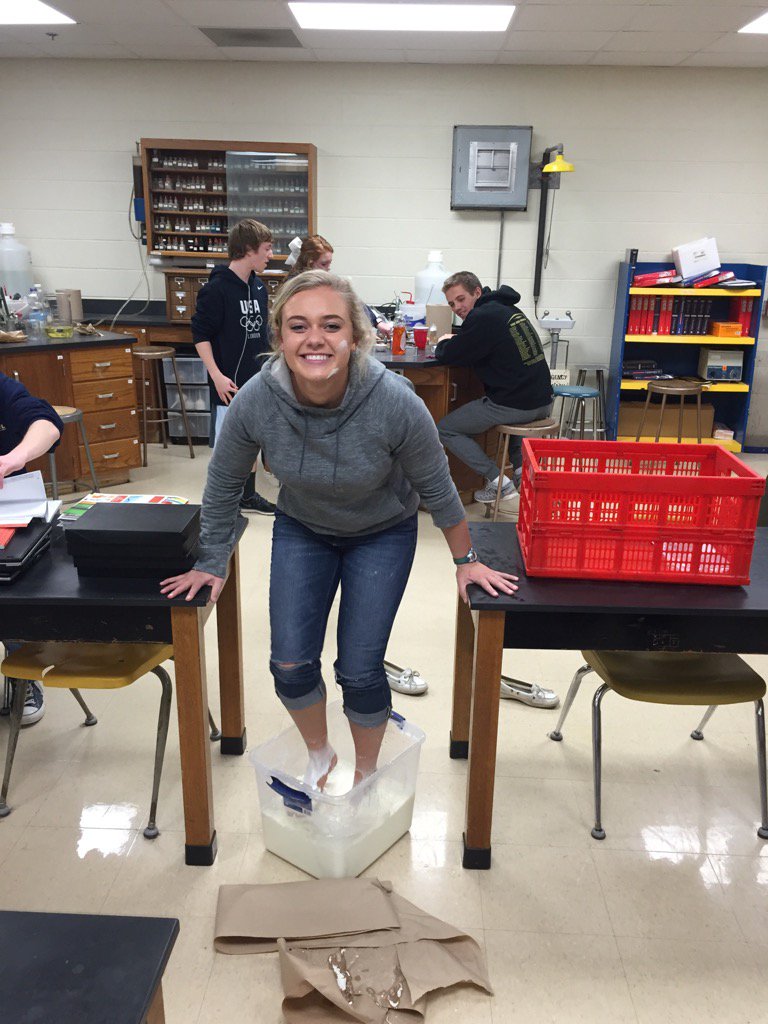 yorkscienceguy's tweet photo. Madison is testing non newtonian fluid #yorkdukes #YESscienceshow #betterbringamop https://t.co/qJOhNJBvuE
