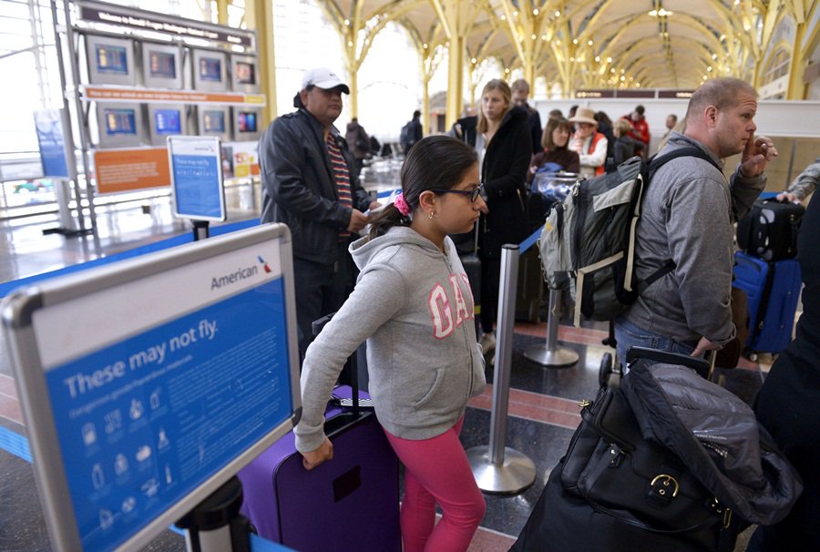 Más de seis mil vuelos cancelados por la nieve en Estados Unidos - CZWe472WQAUoZeE