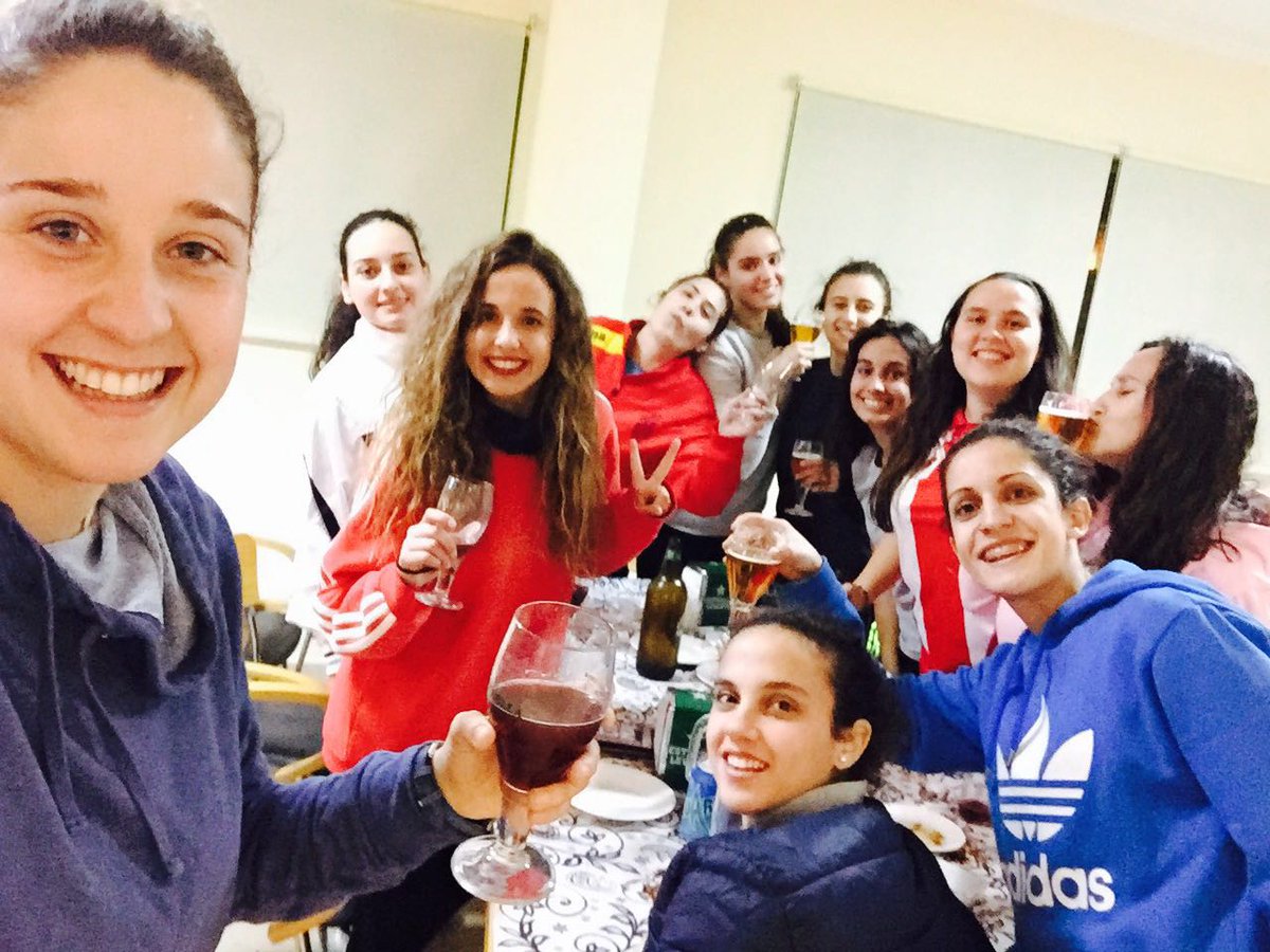 Aaarriiba, arriba, aarriba con ese equipazoo de bomboneees la marien la remata y la carmen mete goool(8
