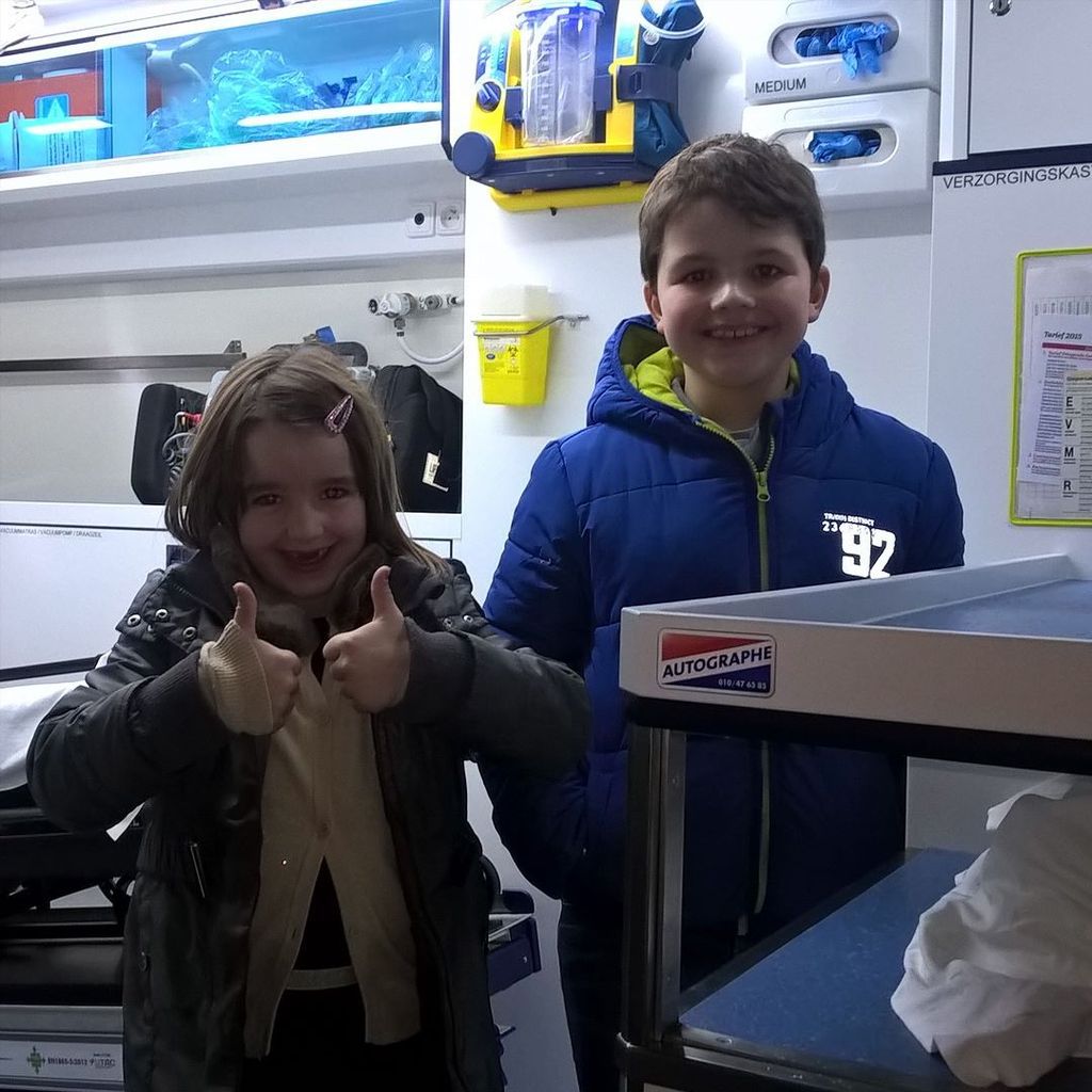 TheCaringTimes_'s tweet image. Diploma uitreiking voor onze oudste bij het Rode Kruis.  En bezoek aan de nieuwe ambulance.
#redcross #livetohelp #…