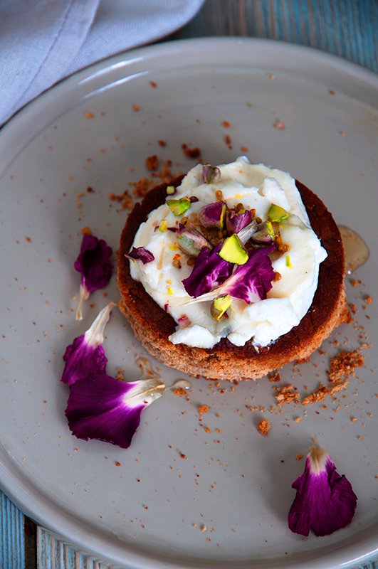 WabiFoodBlog's tweet photo. Τachini mini cakes with honey-yogurt frosting , bee pollen and pistachios - Kitchen lab με τον Άκη και μίνι κεκάκια… https://t.co/GCo7kefjv7
