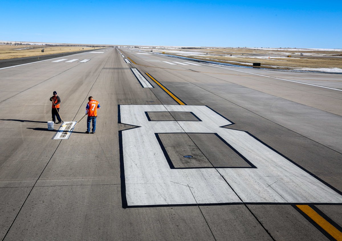 DENAirport's tweet image. DEN paint shop "modifying" Runway 8 to better welcome Patriots to #BroncosCountry #18 #AVgeek @Broncos