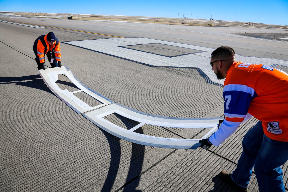 DENAirport's tweet image. DEN paint shop "modifying" Runway 8 to better welcome Patriots to #BroncosCountry #18 #AVgeek @Broncos