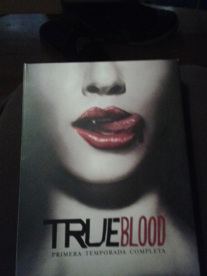 NinialaV's tweet image. Noche de #trueblood con mi amor #stephenmeyer mi caballero vampiro. Love #billcompton