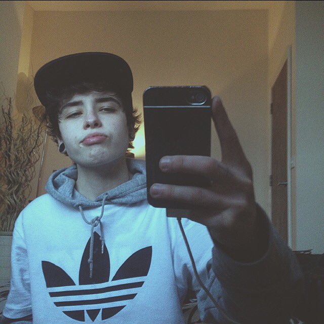 taintblxck's tweet photo. scruff https://t.co/Iv4v0m6oVK