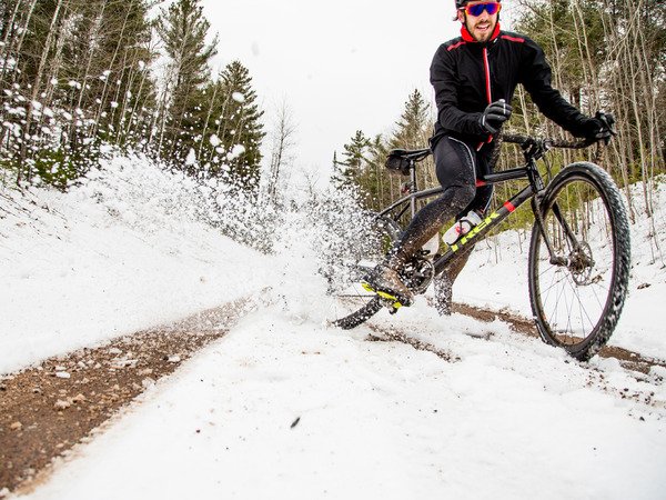 Champaign_Cycle's tweet photo. When #TheSeasonNeverEnds, skids can turn into snowball fights: https://t.co/jOHg8gTvZU https://t.co/oVoigxqtiy
