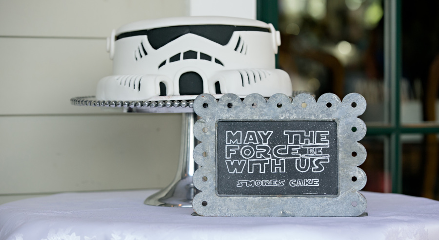 stylemepretty's tweet photo. These #StarWars themed weddings are out of this world! https://t.co/VOsRLEfLKU #TheForceAwakens Photo: White Daisy https://t.co/ESHKhkOLgR