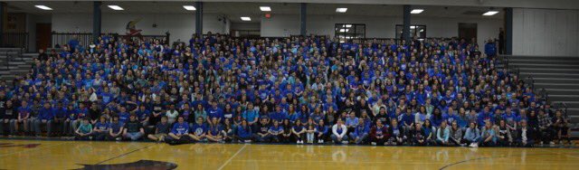 HarrisonLDrake's tweet photo. Seaman High School students sport blue to commemorate Samantha Coffee. #SmileLikeSam #SeamanStrong @KSNTNews at 9pm https://t.co/clhw9mNcfB