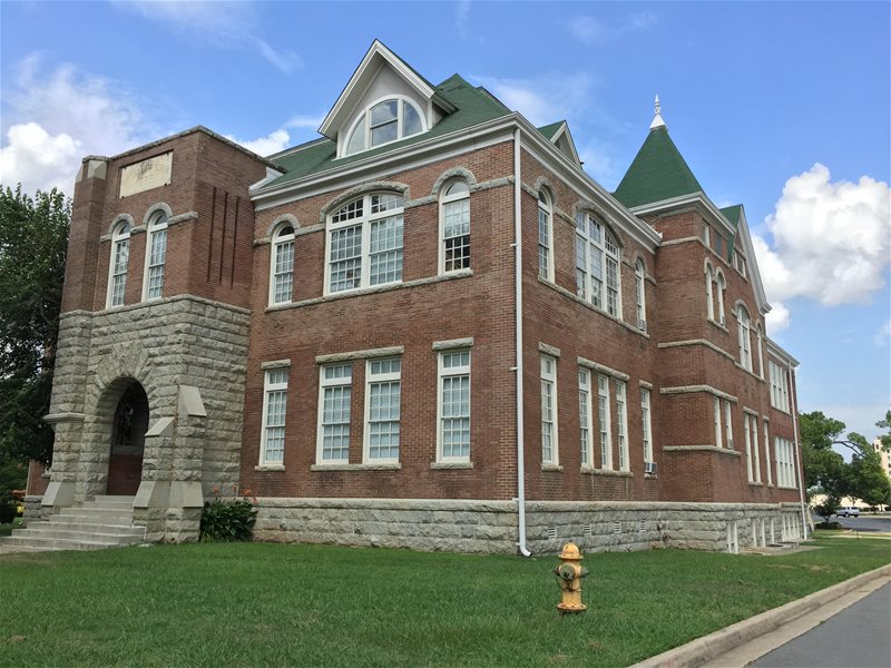 HFernety's tweet photo. @LR_HistoricProp Little Rock, AR restored loft. Spacious, 2/1 $1200 a month with utilities.  https://t.co/XZ7ixFtuAu https://t.co/tdBpbJVgGJ