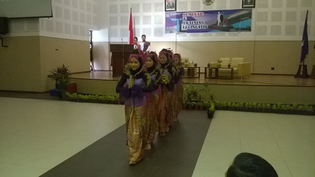 dpmpolmed's tweet photo. Penampilan Tari Tradisional dari UKM SENI BUDAYA Politeknik Negeri Medan #STLDPMPOLMED https://t.co/CXVzUY7QuQ