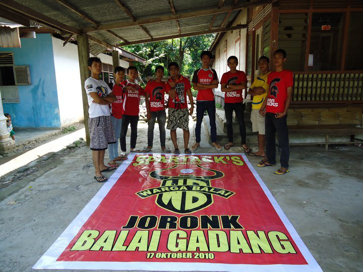 adhieviscara's tweet photo. ayo dunsanak kito dimana pun berada kita merah kan stadionGBK besok #semenpadangjuara #spartacks #suporterbangunpagi https://t.co/I8aLjcBGft
