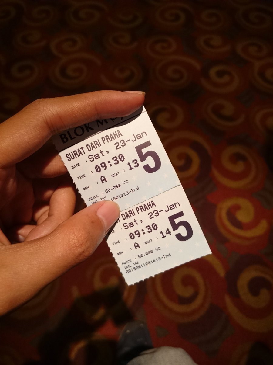 kasatkusut's tweet photo. Rela gelap2an masuk mall demi nonton premiere @SuratDariPraha. https://t.co/6QEEiWoh9w