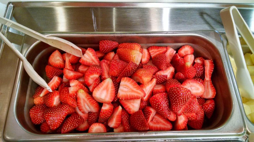 UptownFroYo's tweet photo. Fresh cut fruit baby...
#CloseAt11 https://t.co/RFUFWrWsKt