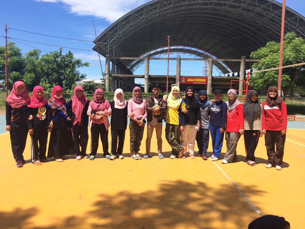 Aktimasi2016's tweet photo. Pertandingan volly putri antara @DESINTEGRATO12 vs @FFUH_2014  dimenangkan oleh desin dengan skor 2-0 https://t.co/9r2iAVyhEB
