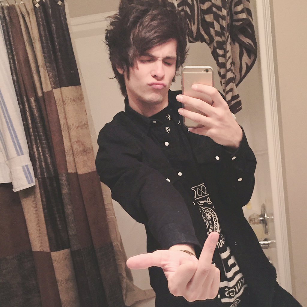 yuckitsalex's tweet photo. Don't ever do drugs go to school and just smoke crack https://t.co/qomBX62HuF