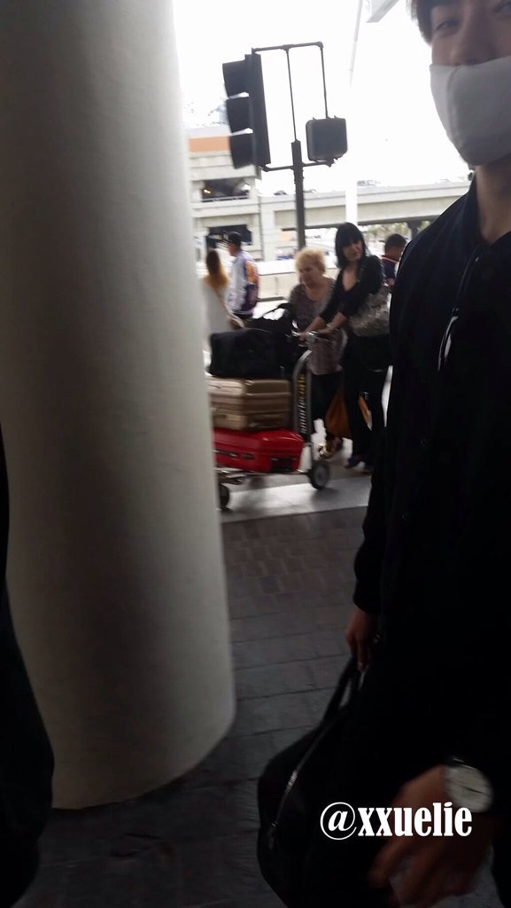 strawbeirry_'s tweet photo. Fans secretly taking photos of osh
OSH be like: 
"I know what u did there"

#WelcomeBackToPHEXO https://t.co/jyV3g2Xqjf